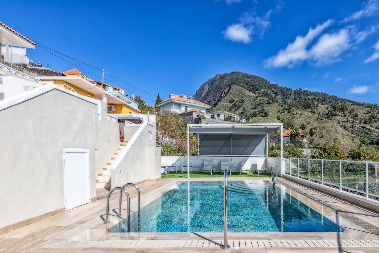 Beautiful holiday apartment for 6 people with communal pool and wonderful view towards the sea and the mountains