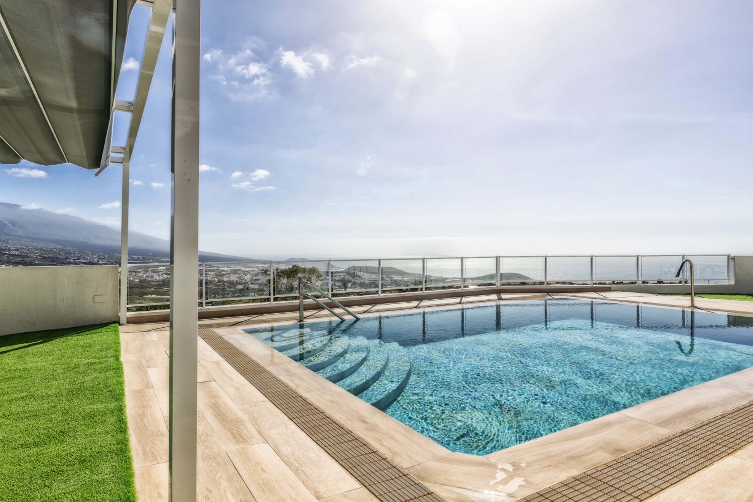 Pleasant holiday apartment with communal pool and large terrace to enjoy the views towards the sea and the mountains