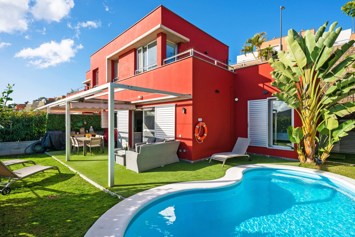 Premium Vista Golf mit zwei Schlafzimmern, eigenem privaten Pool und Whirlpool in einem exklusiven Garten und einer spektakulären 40 m² großen Chill-out-Terrasse auf der obersten Etage. Geschmackvoll eingerichtet und komplett ausgestattet für einen unvergesslichen Urlaub