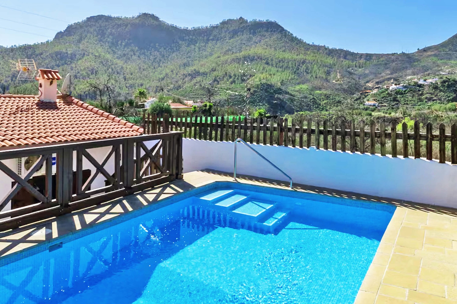 Country house with large private pool in a quiet rural location overlooking the mountains of central Gran Canaria