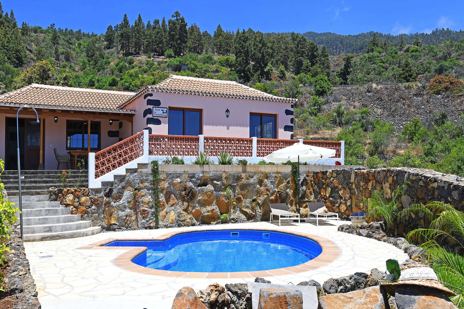 Typowy kanaryjski dom wakacyjny z prywatnym basenem i wspaniałym widokiem na morze i góry
