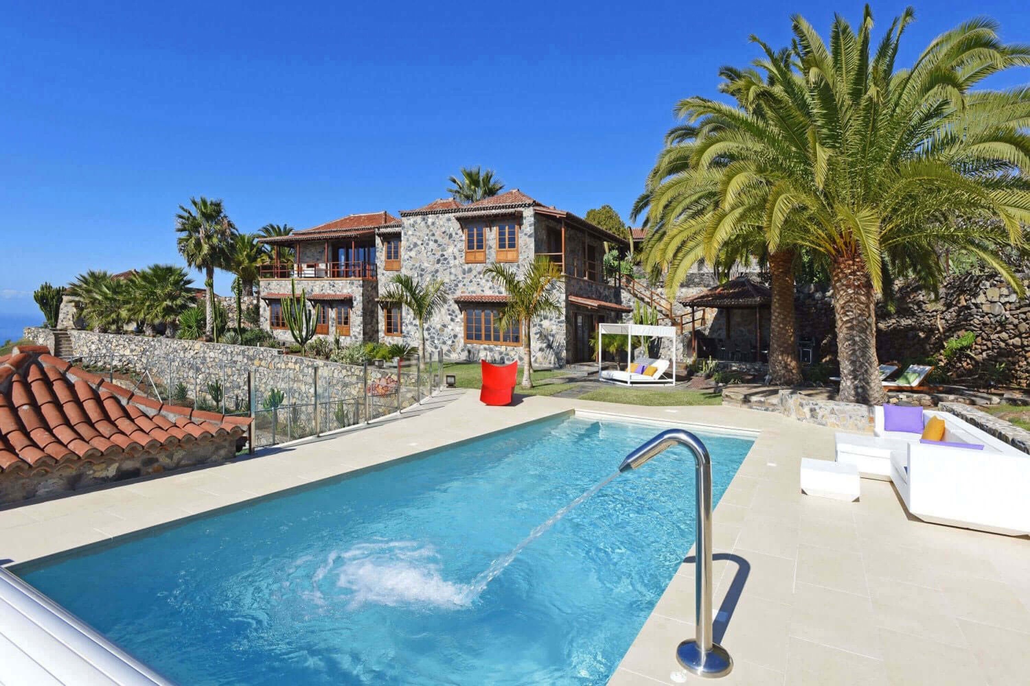 Ylellinen kartano kaunis allasalue, puutarha ja upea meri ja vuoret