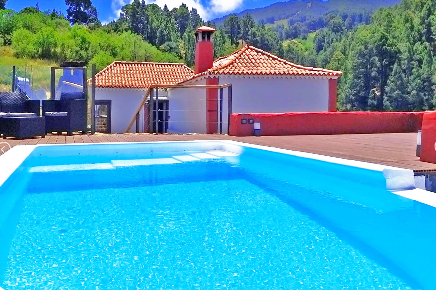 Tradicional casa rural en plena naturaleza, con hermosas vistas al mar, la montaña y al cielo estrellado 