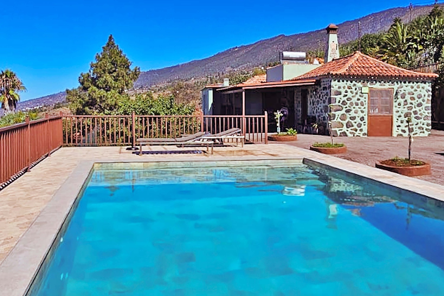 Bonita casa rural con chimenea, gran piscina privada y vistas espectaculares hacia el mar situada en Tijarafe 