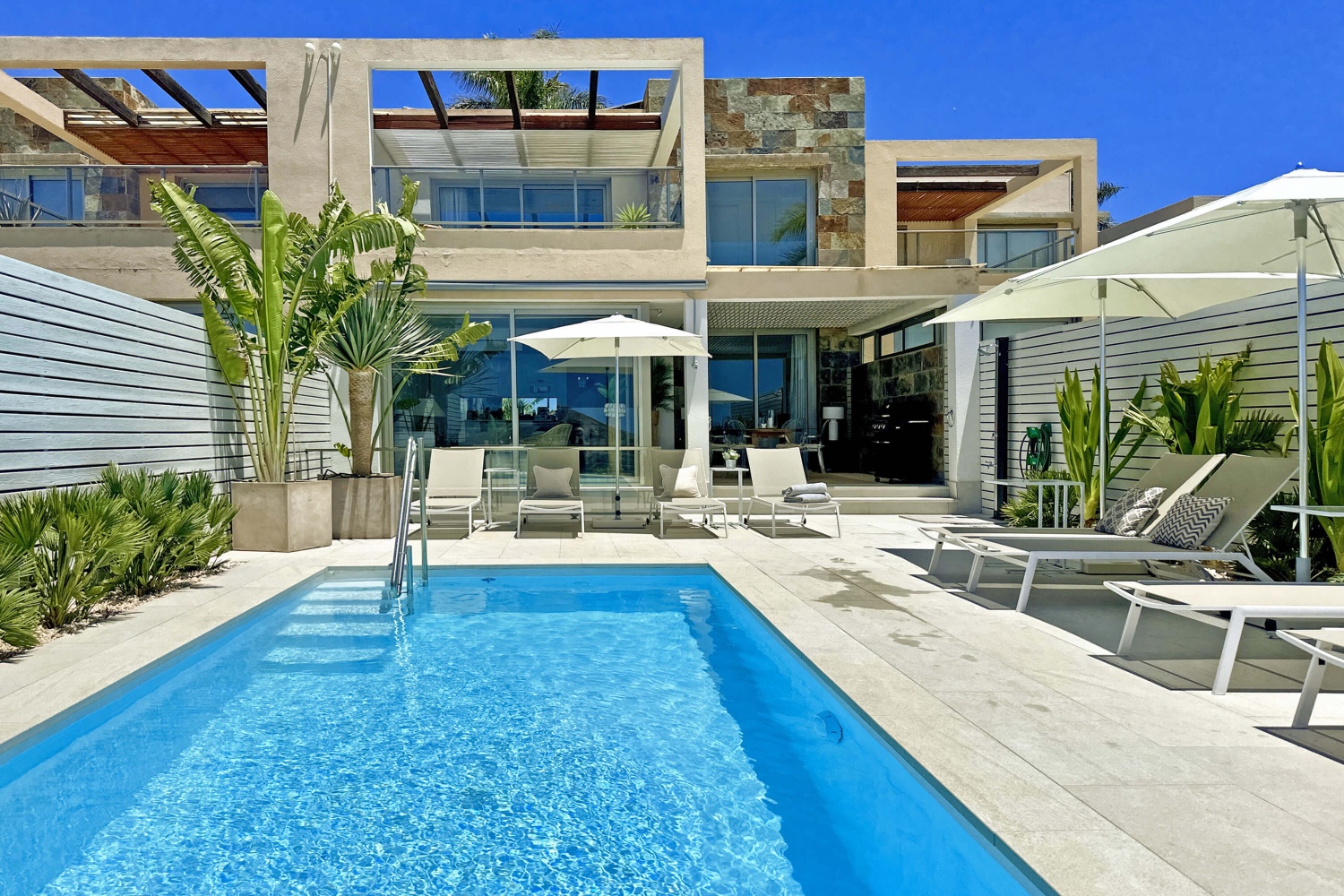 Modernes 3-Schlafzimmer-Haus mit privatem Pool in einer gepflegten Villenanlage mit herrlichem Blick auf den Golfplatz und das Meer