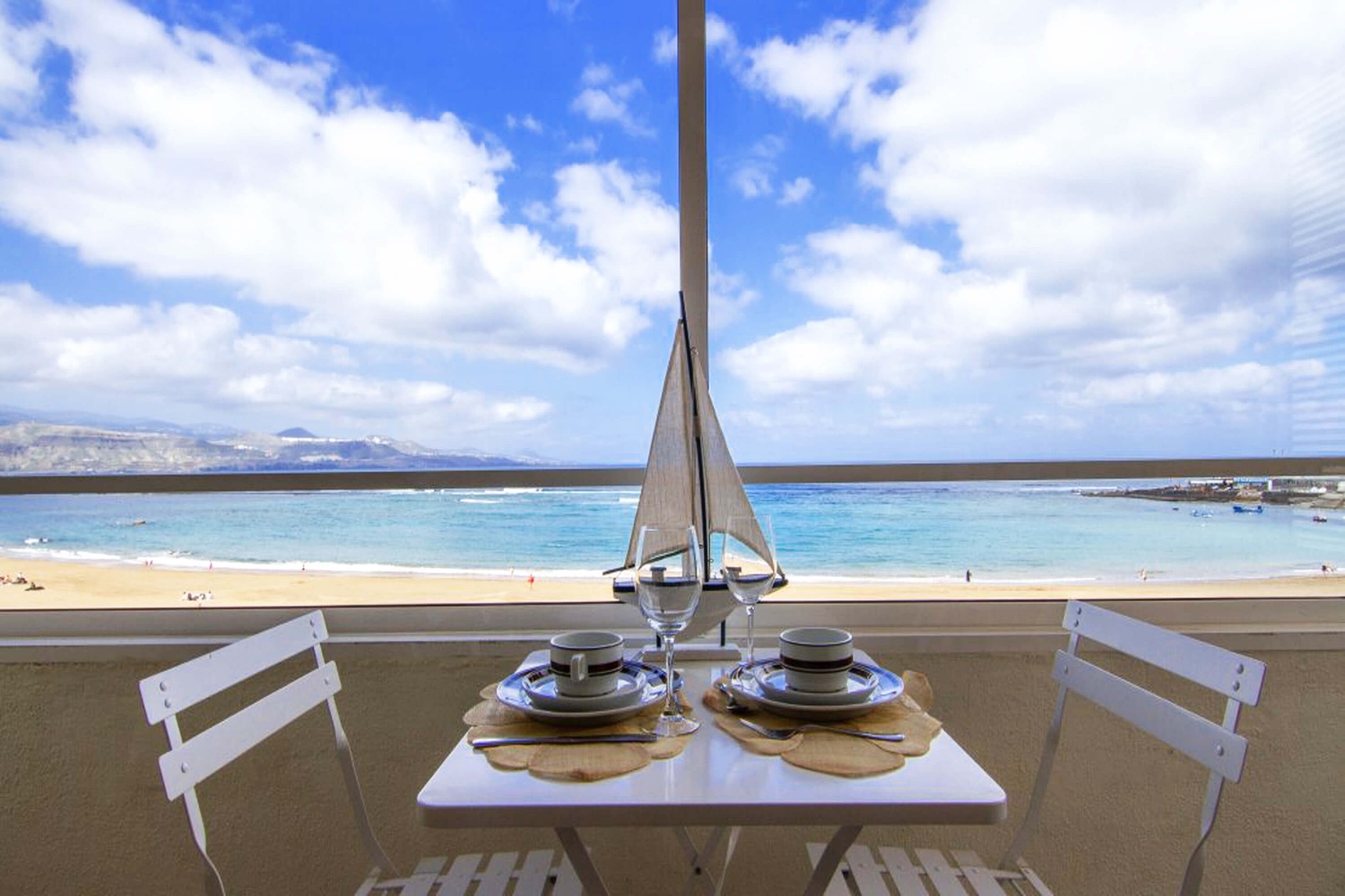 Schönes Apartment im vierten Stock eines Gebäudes direkt am Strand von Playa de las Canteras in Las Palmas