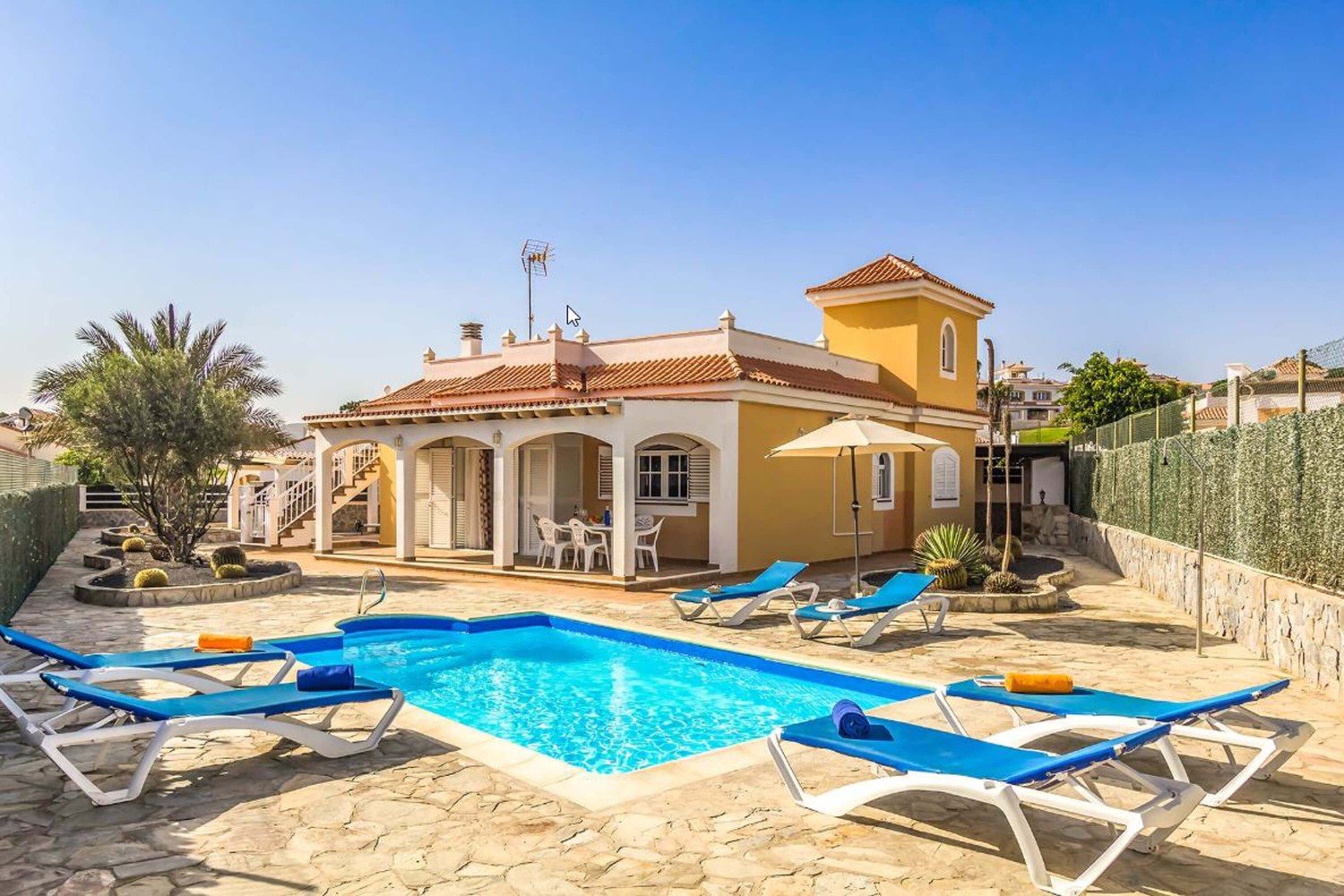 Ein gemütliches Haus mit privatem Pool, großen Terrassen und angenehmen Außenbereichen, um die Sonne Fuerteventuras zu genießen