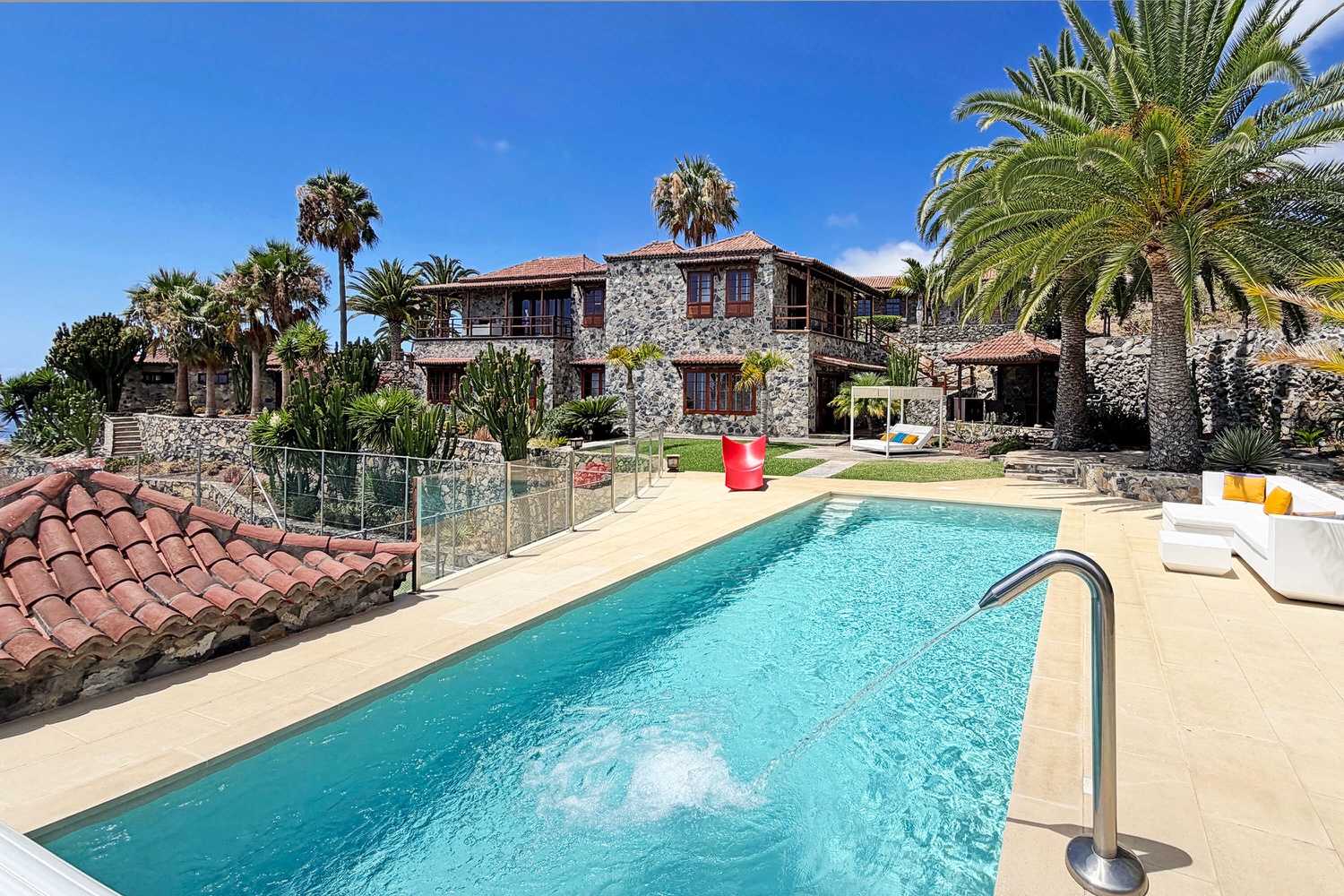 Privacy is the Real Luxury. 40.000 m² di privacy – una tenuta esclusiva tutta per voi, con piscina, giardini e una vista da sogno sulle montagne e sul mare.