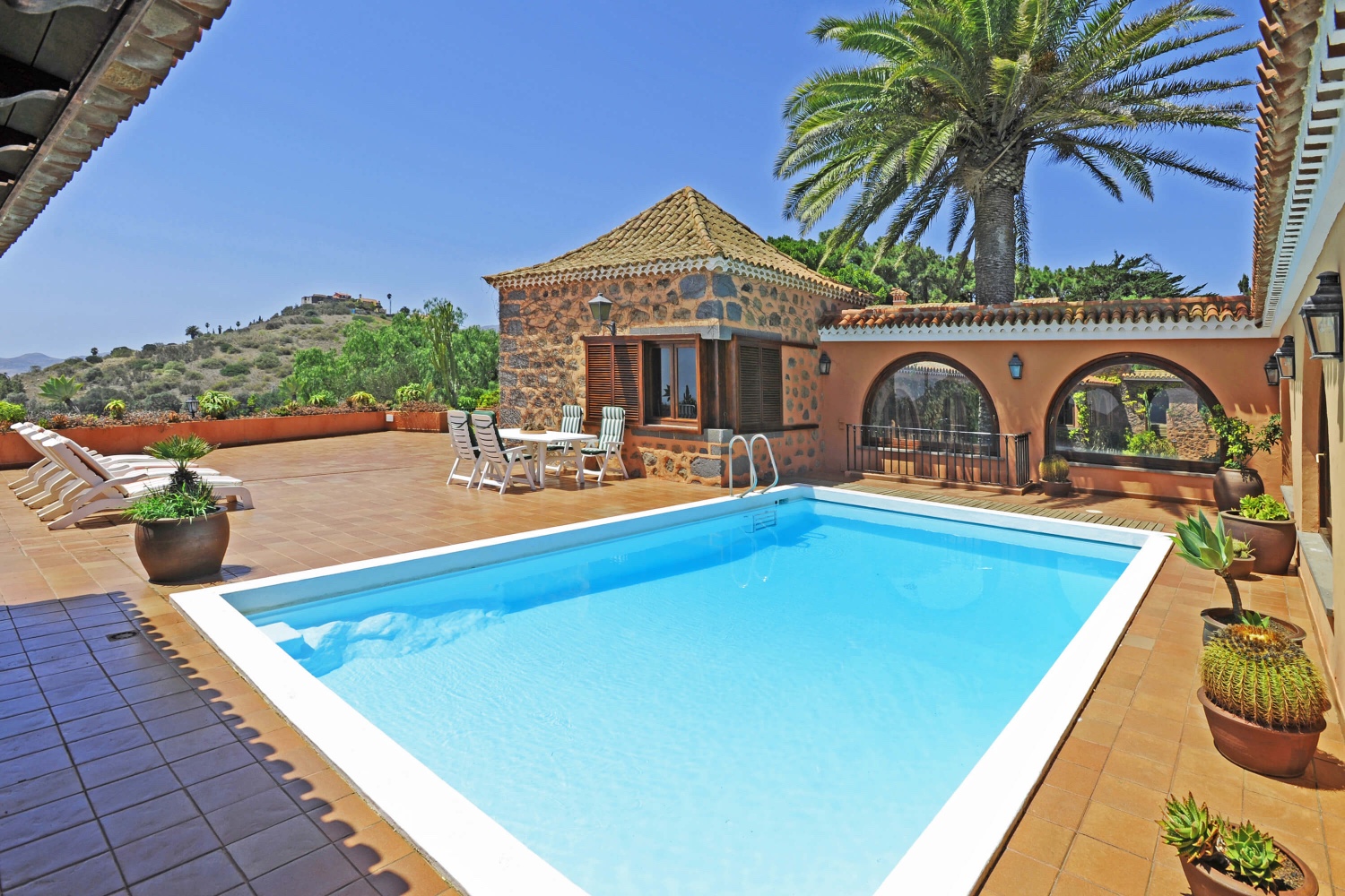 Traditionelles Landhaus mit grossem Garten, Privatpool, Tennisplatz und wunderschönem Blick auf das Meer und den Golfplatz