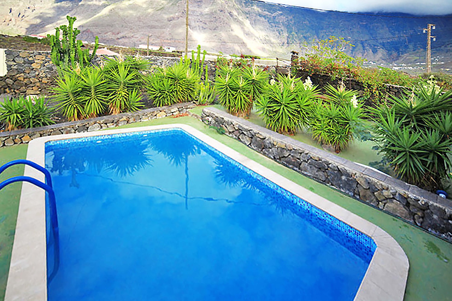 Maison de vacances idyllique avec piscine privée et barbecue avec vue sur la mer et les montagnes