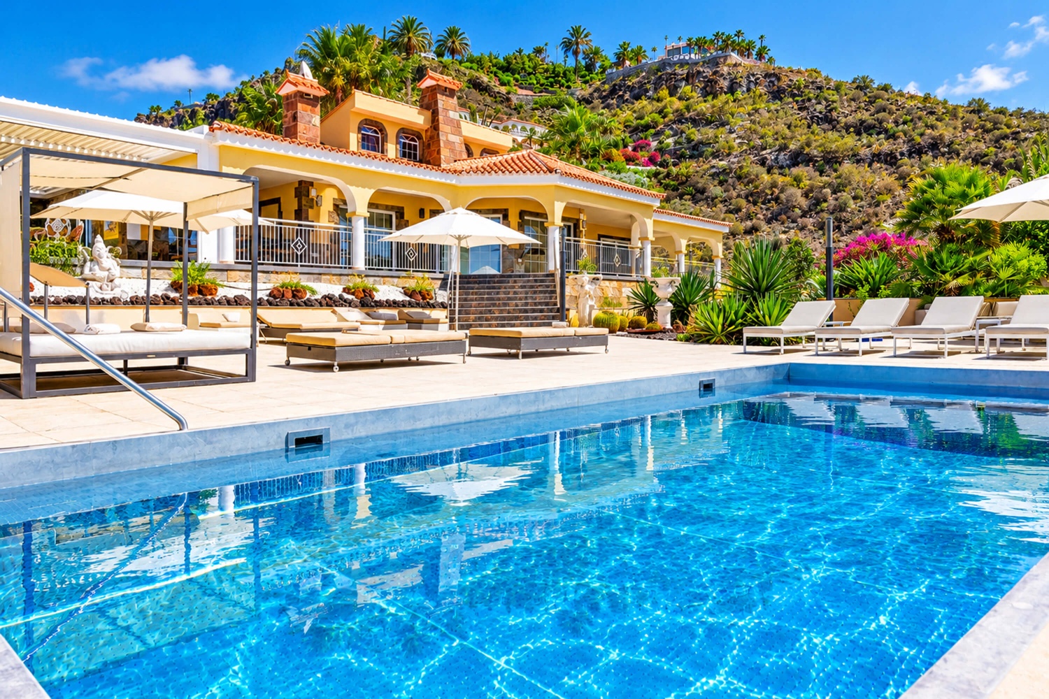 Espectacular vivienda vacacional con un toque especial en la más bella situación panorámica con vista al mar y a las montañas, piscina, gimnasio, sauna y un baño de vapor hacen que las vacaciones exclusivas sean perfectas.
